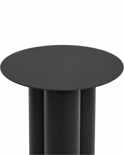 Detal stolika metalowego NØDE SLIM. Okrągły blat, smukła cylindryczna podstawa i minimalistyczna forma inspirowana współczesnym designem.