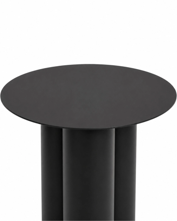 Detal stolika metalowego NØDE SLIM. Okrągły blat, smukła cylindryczna podstawa i minimalistyczna forma inspirowana współczesnym designem.