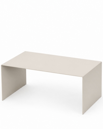 Stolik kawowy metalowy U-FØRM LOW marki CHROMA FØRM. Minimalistyczny stolik kawowy z giętej stali o geometrycznej formie i nowoczesnym charakterze.