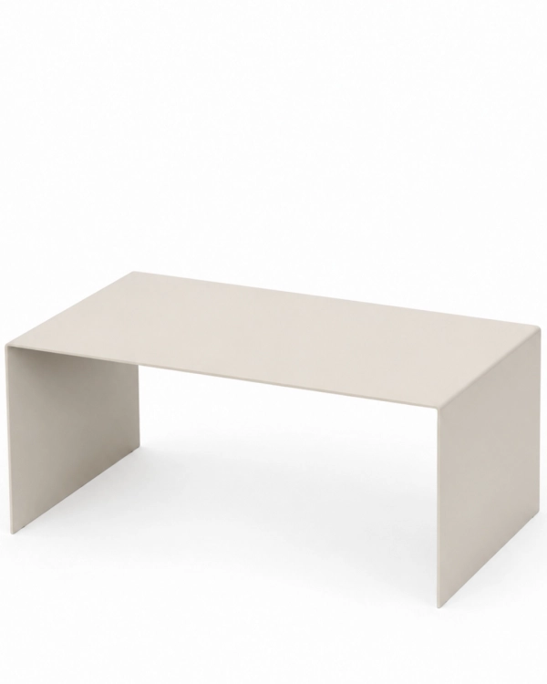 Stolik kawowy metalowy U-FØRM LOW marki CHROMA FØRM. Minimalistyczny stolik kawowy z giętej stali o geometrycznej formie i nowoczesnym charakterze.