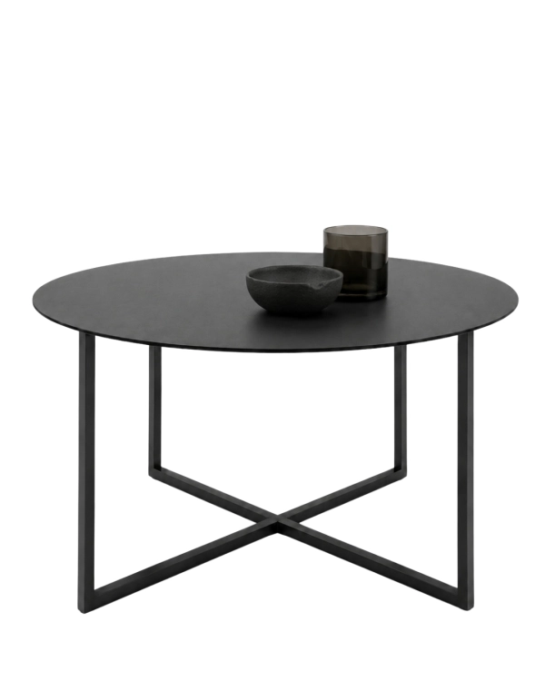 Stolik kawowy metalowy LOOM SLIM w aranżacji wnętrza. Minimalistyczny mebel zaprojektowany do salonu, strefy wypoczynkowej oraz nowoczesnych przestrzeni.