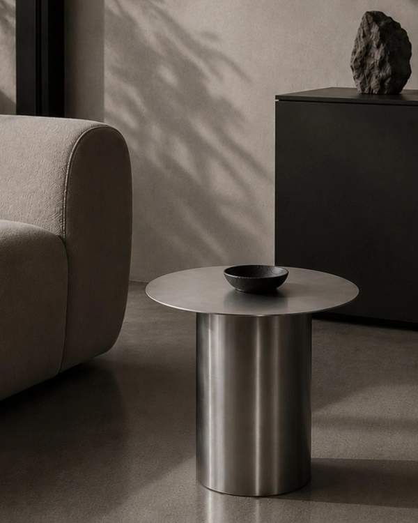 Stolik boczny ARC SIDE w aranżacji wnętrza. Minimalistyczny stolik stalowy o geometrycznej formie do salonu i nowoczesnych wnętrz CHROMA FØRM