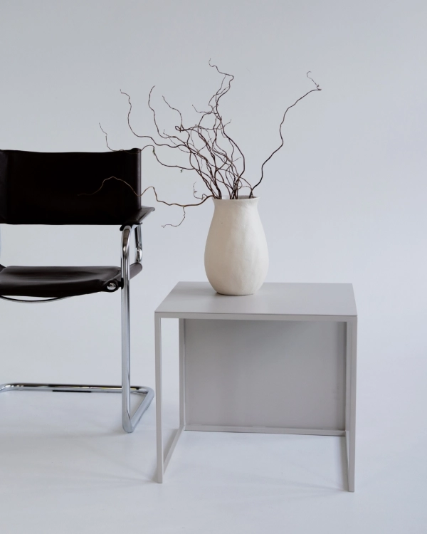 Stolik kawowy metalowy MODULÉ 02 marki CHROMA FØRM w nowoczesnej aranżacji wnętrza. Minimalistyczna forma, stalowa konstrukcja i geometryczny charakter do salonu.