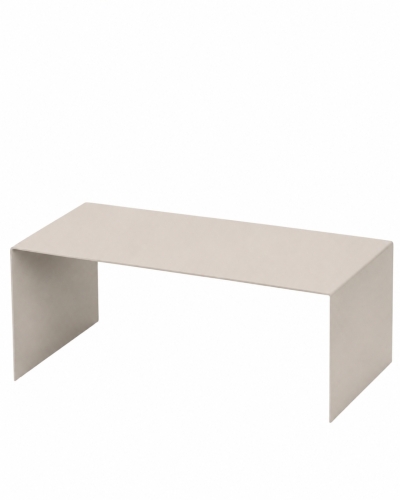 Minimalistyczny metalowy stolik kawowy U-FØRM LOW 90 × 55 cm w kolorze kaszmirowym, wykonany z giętej stali i malowany proszkowo.