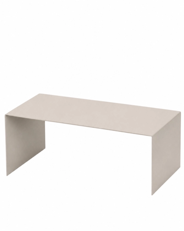 Minimalistyczny metalowy stolik kawowy U-FØRM LOW 90 × 55 cm w kolorze kaszmirowym, wykonany z giętej stali i malowany proszkowo.