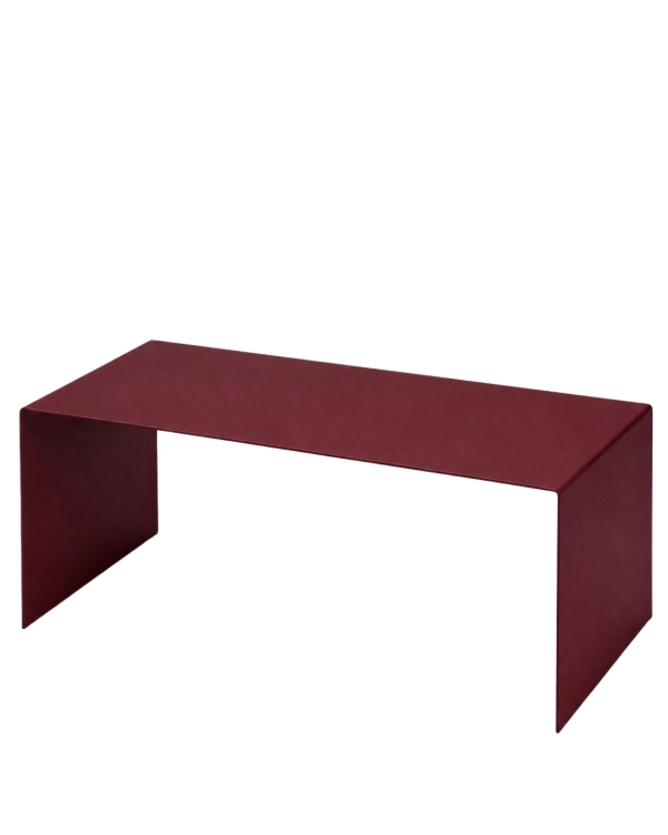 Bordowy metalowy stolik kawowy U-FØRM LOW 90 × 55 cm z giętej stali, minimalistyczny stolik do nowoczesnego salonu.