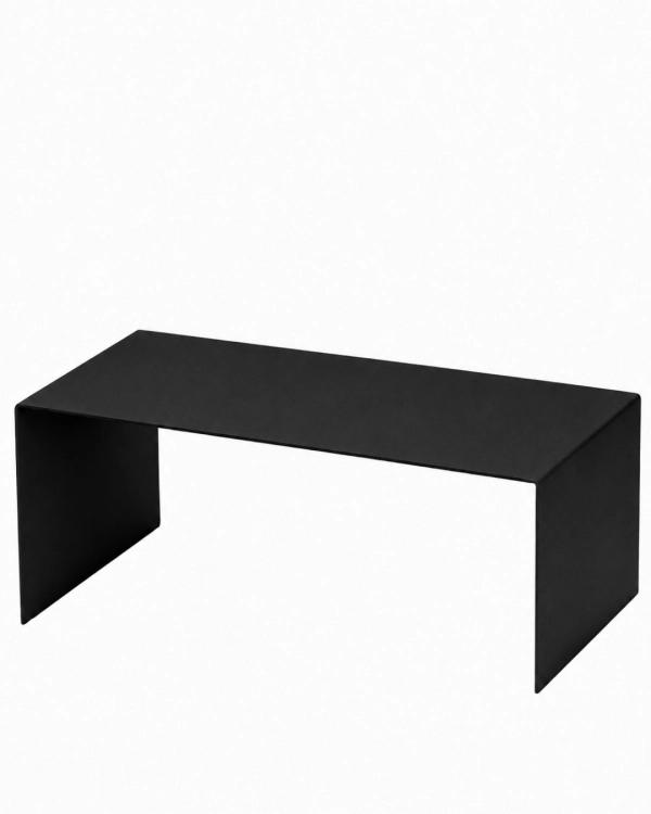 Czarny metalowy stolik kawowy U-FØRM LOW 90 × 55 cm z giętej stali, nowoczesna minimalistyczna forma do salonu.