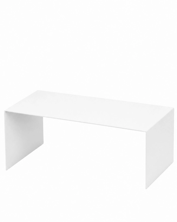 Biały metalowy stolik kawowy U-FØRM LOW 90 × 55 cm wykonany z giętej stali, minimalistyczny stolik do salonu.