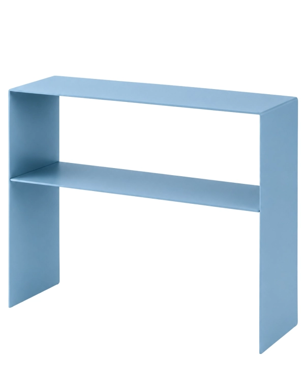 Błękitna konsola metalowa z półką U-FØRM TALL 90 × 25 × 80 cm. Wąska, minimalistyczna konsola do przedpokoju, salonu lub sypialni, wykonana z giętej stali w kolorze RAL 5024.