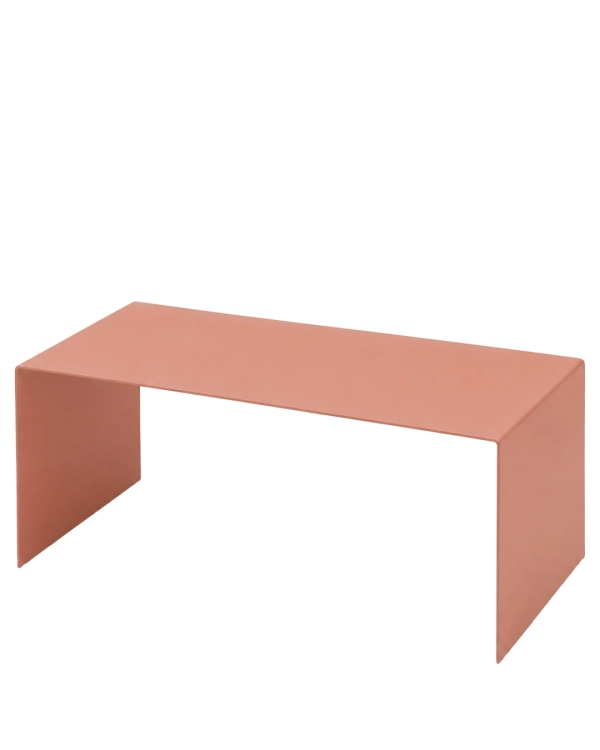 Stolik kawowy U-FØRM LOW 90 × 55 cm w kolorze RAL 3012 – subtelny metalowy stolik z giętej stali do nowoczesnego salonu, wykończony malowaniem proszkowym w drobnej strukturze.