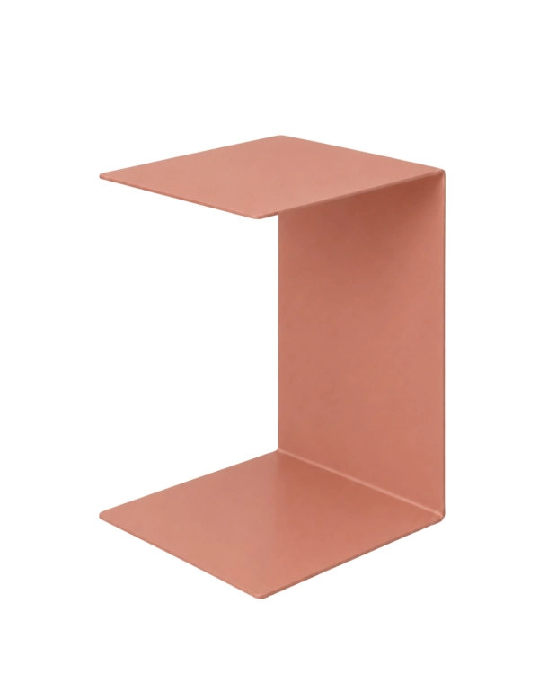 Stolik boczny U‑FØRM SIDE RAL 3012 – minimalistyczny metalowy stolik pomocniczy do sofy, fotela i nowoczesnego salonu, wykonany z giętej stali malowanej proszkowo w kolorze RAL 3012 o drobnej strukturze.