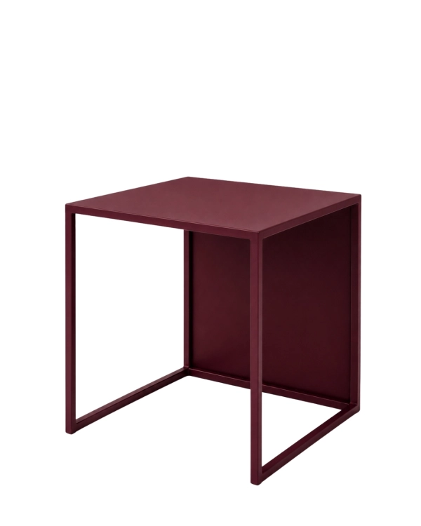 Bordowy stolik kawowy MODULÉ 01 40 × 40 × 40 cm – designerski stolik metalowy do nowoczesnego salonu, sypialni i wnętrz z charakterem, wykonany ze stali malowanej proszkowo w drobnej strukturze w kolorze RAL 3005.