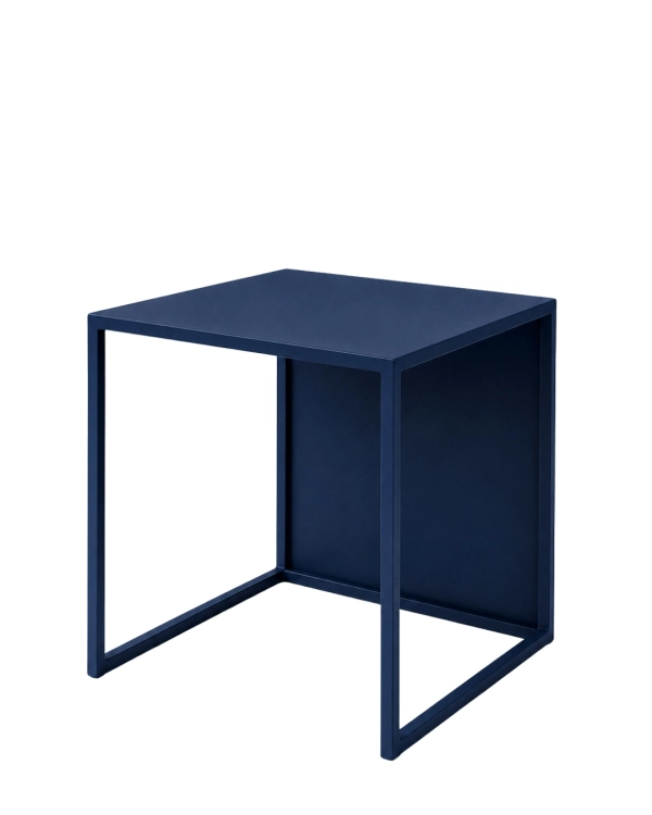 Granatowy stolik kawowy MODULÉ 01 40 × 40 × 40 cm – elegancki stolik metalowy do salonu, apartamentu i nowoczesnych wnętrz, wykonany ze stali malowanej proszkowo w drobnej strukturze w kolorze RAL 5013.
