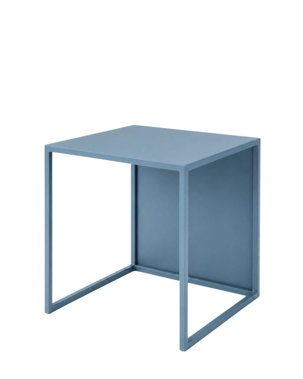 Pastelowoniebieski stolik kawowy MODULÉ 01 40 × 40 × 40 cm – nowoczesny stolik metalowy do salonu, sypialni i wnętrz z subtelnym akcentem koloru, wykonany ze stali malowanej proszkowo w drobnej strukturze w kolorze RAL 5024.