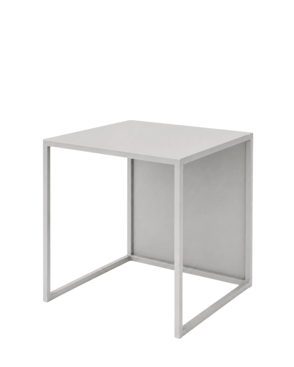 Jasnoszary stolik kawowy MODULÉ 01 40 × 40 × 40 cm – minimalistyczny stolik metalowy do jasnych, spokojnych i nowoczesnych wnętrz, wykonany ze stali malowanej proszkowo w drobnej strukturze w kolorze RAL 7047.
