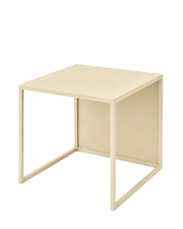 Masełkowy stolik kawowy MODULÉ 02 50 × 50 × 45 cm – minimalistyczny stolik metalowy do ciepłych, jasnych i nowoczesnych wnętrz, wykonany ze stali malowanej proszkowo w drobnej strukturze w kolorze RAL 1014.