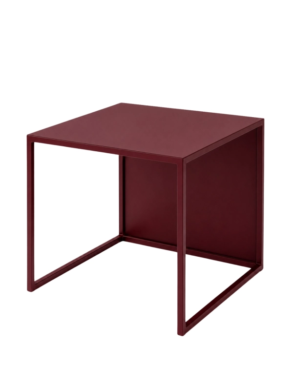 Bordowy stolik kawowy MODULÉ 02 50 × 50 × 45 cm – designerski stolik metalowy do salonu i wnętrz z charakterem, wykonany ze stali malowanej proszkowo w drobnej strukturze w kolorze RAL 3005.