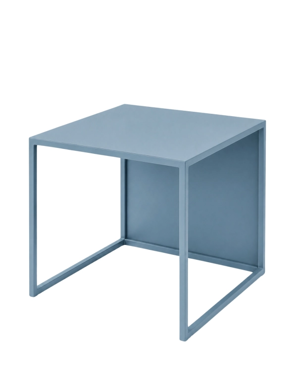 Pastelowoniebieski stolik kawowy MODULÉ 02 50 × 50 × 45 cm – nowoczesny stolik metalowy do salonu, sypialni i wnętrz z subtelnym akcentem koloru, wykonany ze stali malowanej proszkowo w drobnej strukturze w kolorze RAL 5024.