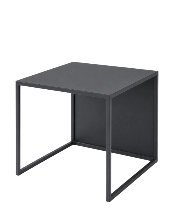 Grafitowy stolik kawowy MODULÉ 02 50 × 50 × 45 cm – nowoczesny stolik metalowy do salonu, przestrzeni komercyjnych i wnętrz premium, wykonany ze stali malowanej proszkowo w drobnej strukturze w kolorze RAL 7021.