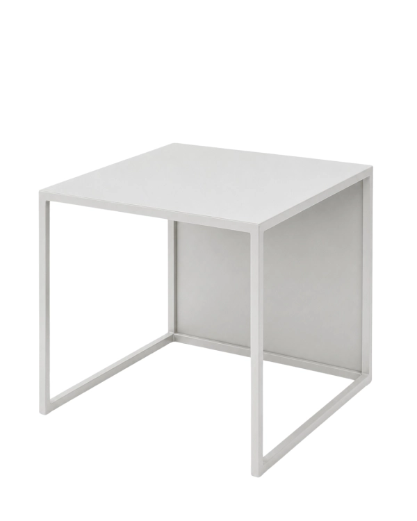 Jasnoszary stolik kawowy MODULÉ 02 50 × 50 × 45 cm – minimalistyczny stolik metalowy do jasnych, spokojnych i nowoczesnych wnętrz, wykonany ze stali malowanej proszkowo w drobnej strukturze w kolorze RAL 7047.