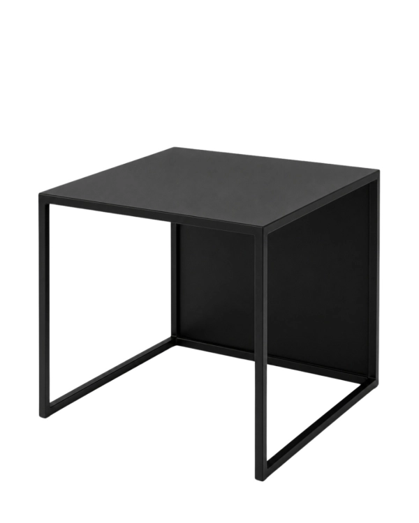 Czarny stolik kawowy MODULÉ 02 50 × 50 × 45 cm – minimalistyczny stolik metalowy ze stali do nowoczesnego salonu, przy sofie lub fotelu, wykończony malowaniem proszkowym w drobnej strukturze w kolorze RAL 9005.