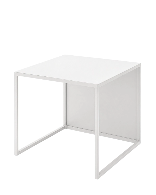 Biały stolik kawowy MODULÉ 02 50 × 50 × 45 cm – minimalistyczny stolik metalowy ze stali do salonu, apartamentu i nowoczesnych wnętrz, wykończony malowaniem proszkowym w drobnej strukturze w kolorze RAL 9016.