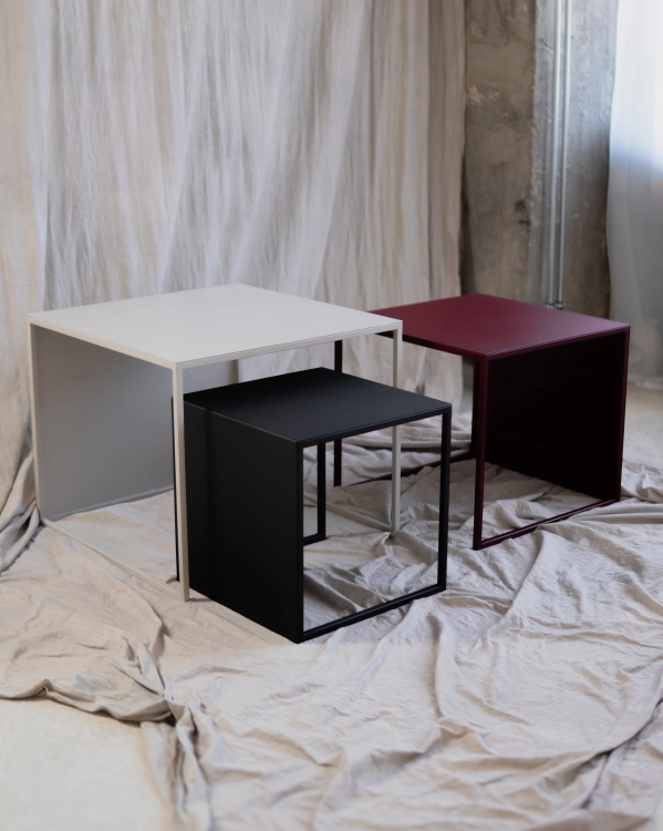 Kolekcja MODULÉ marki CHROMA FØRM. Minimalistyczne stoliki metalowe o modułowej konstrukcji, geometrycznych proporcjach i ponadczasowej estetyce.