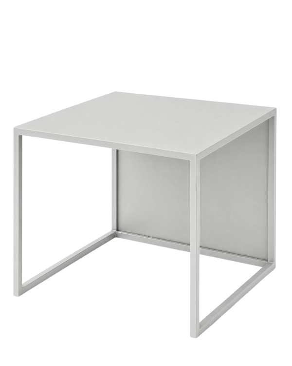Jasnoszary stolik kawowy MODULÉ 03 – minimalistyczny stolik metalowy do jasnych, spokojnych i nowoczesnych wnętrz, wykonany ze stali malowanej proszkowo w drobnej strukturze w kolorze RAL 7047.