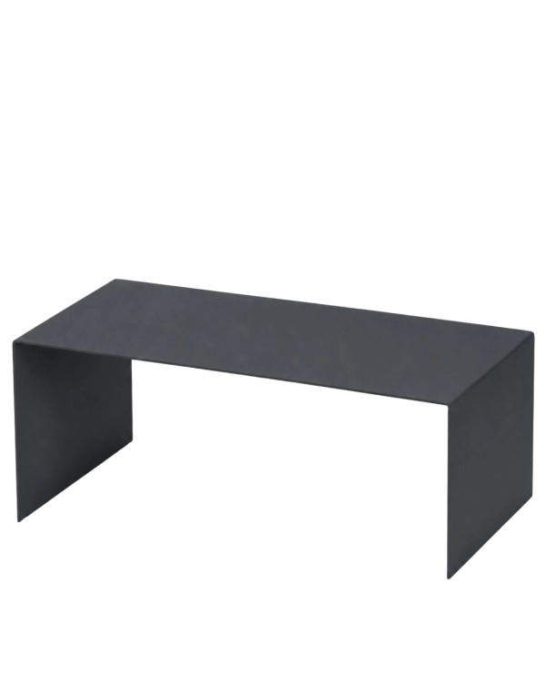Grafitowy metalowy stolik kawowy U-FØRM LOW 90 × 55 cm z giętej stali, minimalistyczny stolik do nowoczesnych wnętrz.