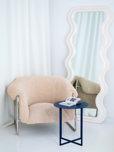 Stolik boczny LOOM SIDE marki CHROMA FØRM w aranżacji nowoczesnego wnętrza. Minimalistyczny metalowy stolik pomocniczy z okrągłym blatem i lekką stalową konstrukcją, malowany proszkowo w drobnej strukturze.