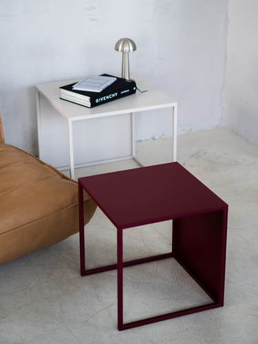 Stolik kawowy MODULÉ 03 marki CHROMA FØRM w aranżacji nowoczesnego wnętrza. Minimalistyczny metalowy stolik o geometrycznej formie, wykonany ze stali i malowany proszkowo w drobnej strukturze.