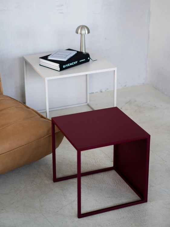 Stolik kawowy MODULÉ 03 marki CHROMA FØRM w aranżacji nowoczesnego wnętrza. Minimalistyczny metalowy stolik o geometrycznej formie, wykonany ze stali i malowany proszkowo w drobnej strukturze.