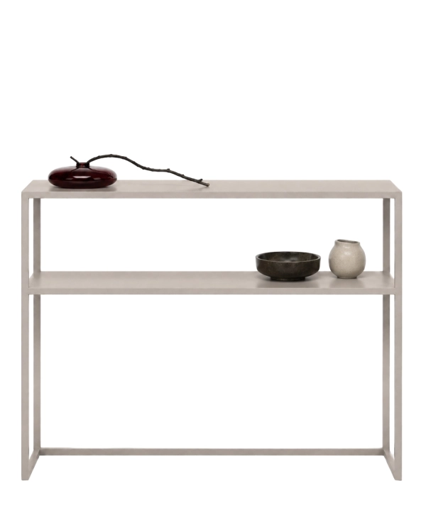Kaszmirowa konsola metalowa NØVA TALL 100 × 25 × 80 cm z półką i dekoracjami – nowoczesna konsola do przedpokoju i salonu