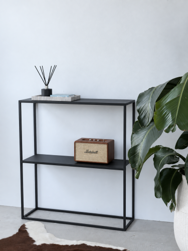 Konsola metalowa NIVØ TALL 80 × 25 × 90 cm z półką w aranżacji przedpokoju lub salonu. Wąska konsola stalowa ustawiona przy ścianie.