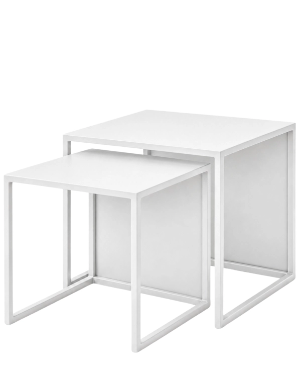 Biały zestaw 2 metalowych stolików kawowych MODULÉ SET do salonu. Kwadratowe stoliki 40 × 40 × 40 cm i 50 × 50 × 45 cm.