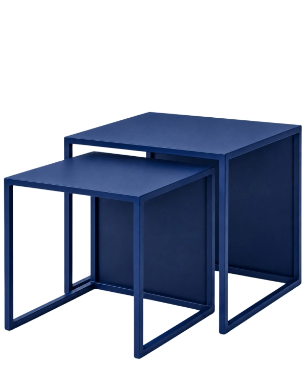 Granatowy zestaw 2 metalowych stolików kawowych MODULÉ SET RAL 5013. Kwadratowe stoliki do salonu 40 × 40 i 50 × 50 cm.