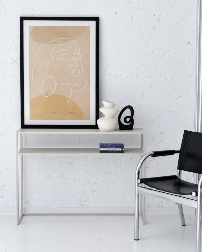 Konsola metalowa NØVA TALL 100 × 25 × 80 cm z półką w aranżacji wnętrza. Wąska konsola do przedpokoju, salonu, holu lub korytarza.
