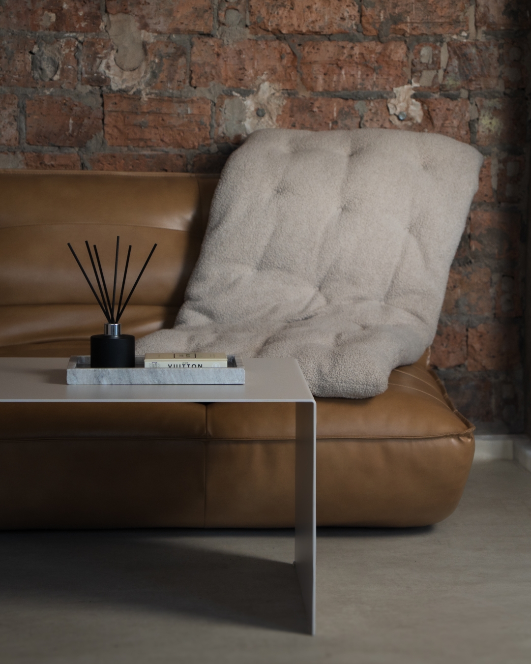 Kolekcja U-FØRM – minimalistyczne meble z giętej stali CHROMA FØRM